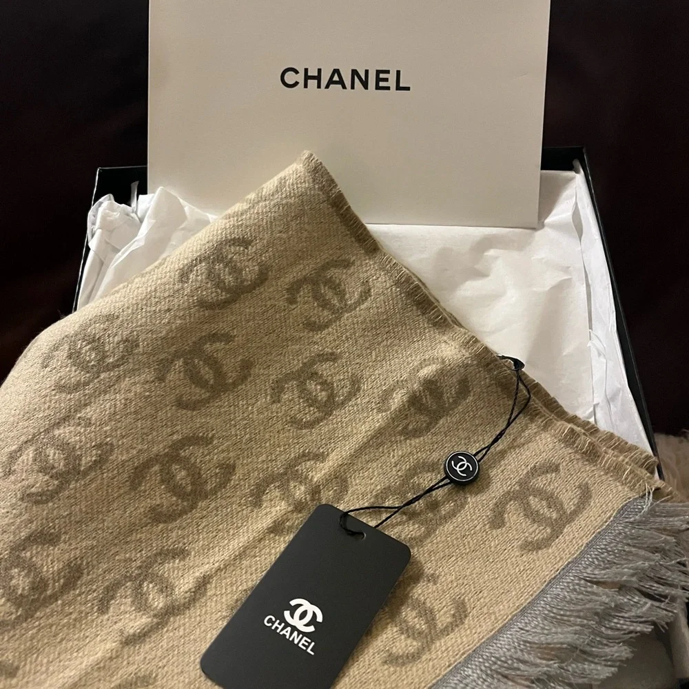 Chanel Cashmere & Silk Scarf in Beige &Tan with Gradient Pattern. - Picture 7 of 8